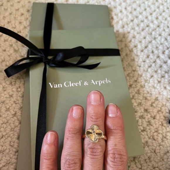 *sold*Van Cleef & Arpels Vintage Alhambra Ring 18K Yellow Gold - Picture 3 of 9